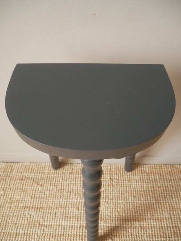 Haut tabouret tripode porte plante en bois perlé peint en noir