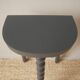Haut tabouret tripode porte plante en bois perlé peint en noir