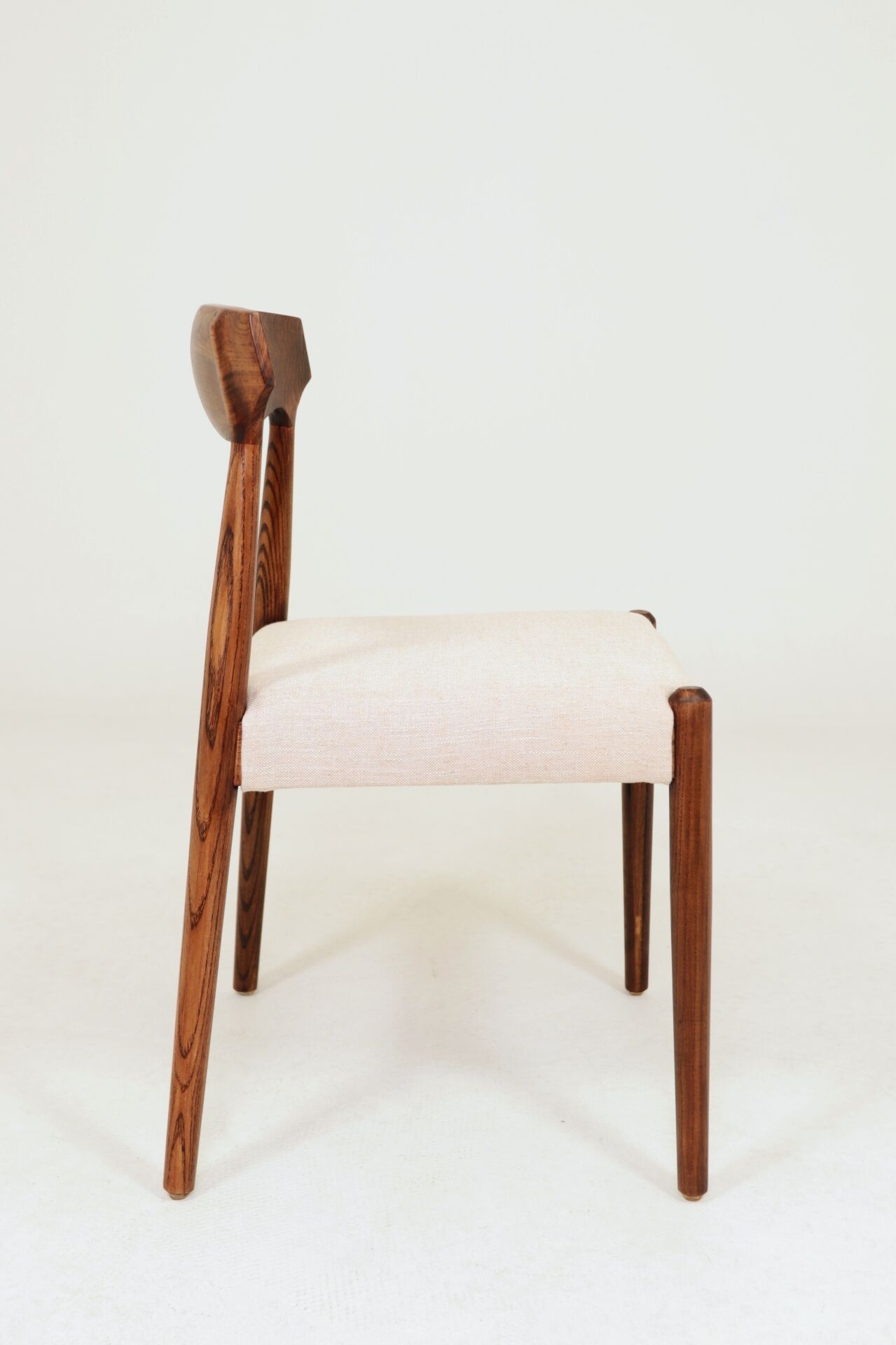 Set of two dining chairs in Scandinavian design.