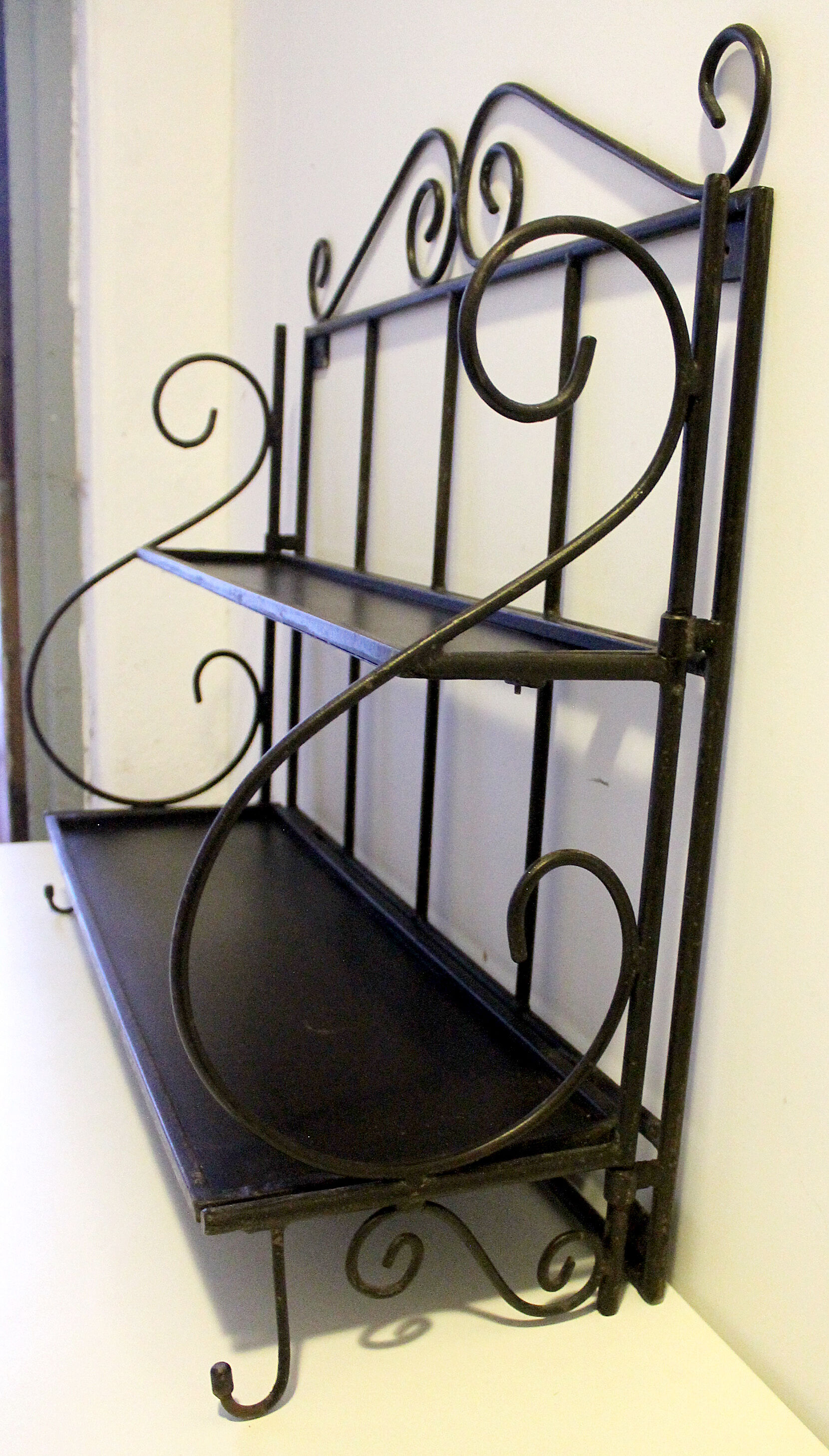 Wall-mounted or table-mounted wrought iron shelf