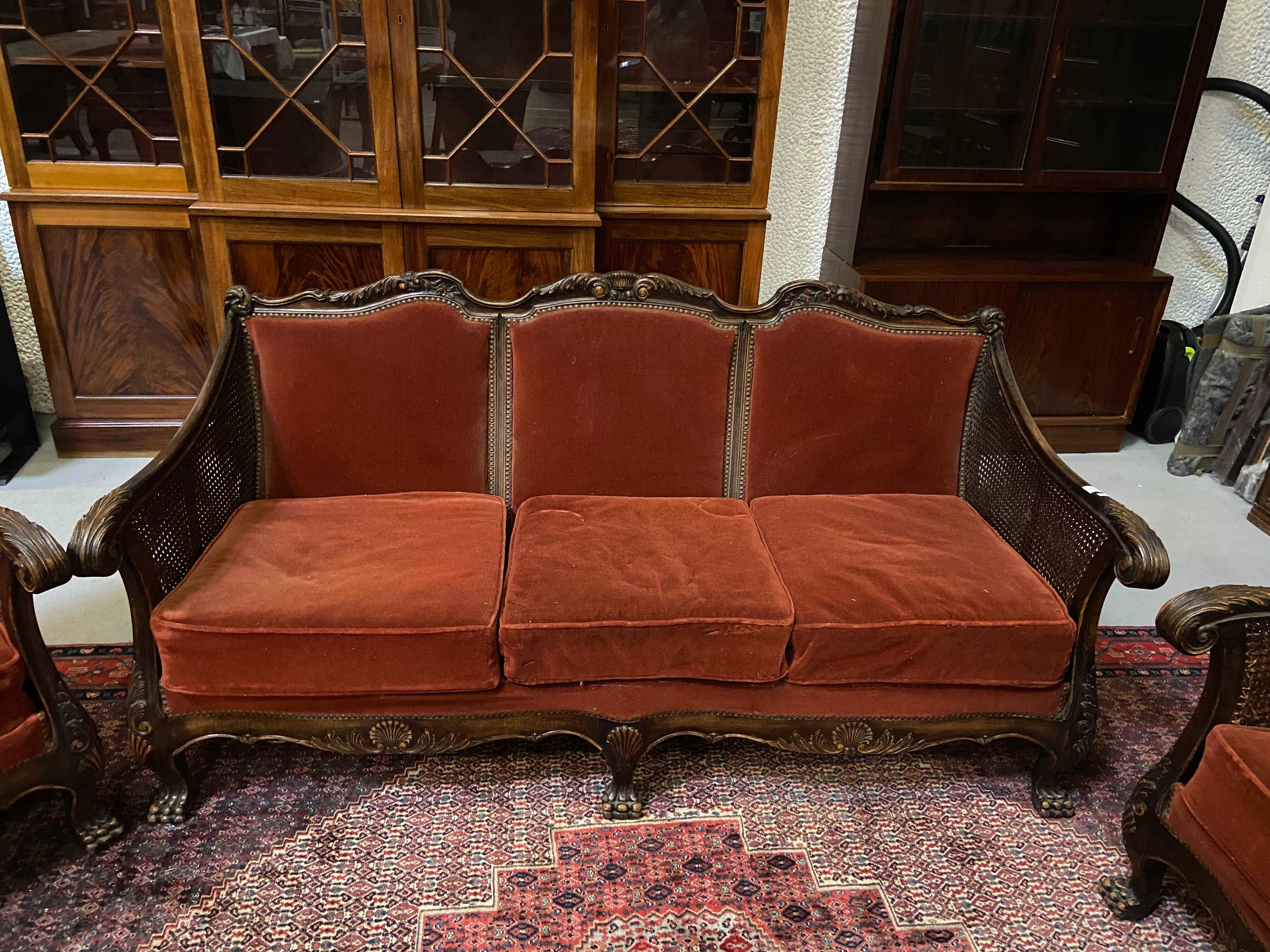 Salon baroque en velours bordeaux et bois