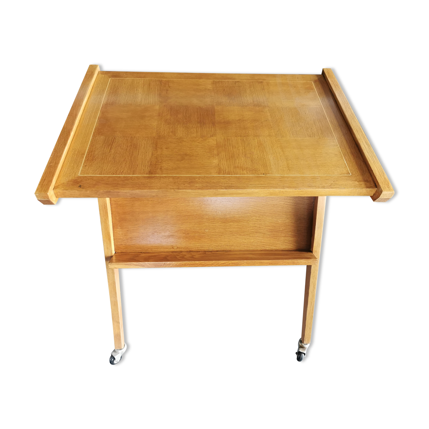 Serving table