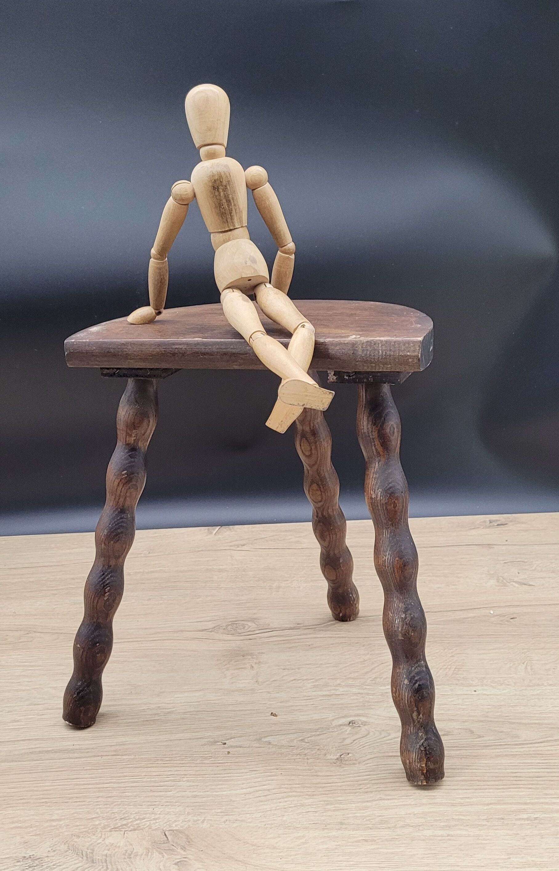 Half-round tripod stool feet balls