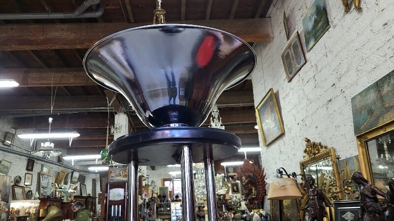 Art Deco floor lamp from the 1930s in wood and chrome.