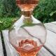 Carafe en verre rose