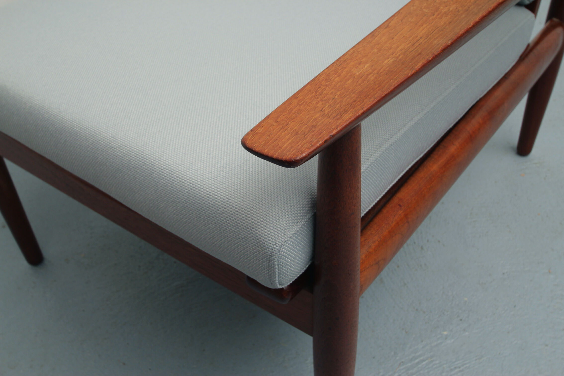 Fauteuil teck des années 1960 en gris, Arne Vodder