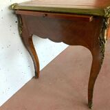 Bureau d'apparat de style Louis XV Dessus de cuir rouge XX siècle