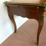 Bureau d'apparat de style Louis XV Dessus de cuir rouge XX siècle