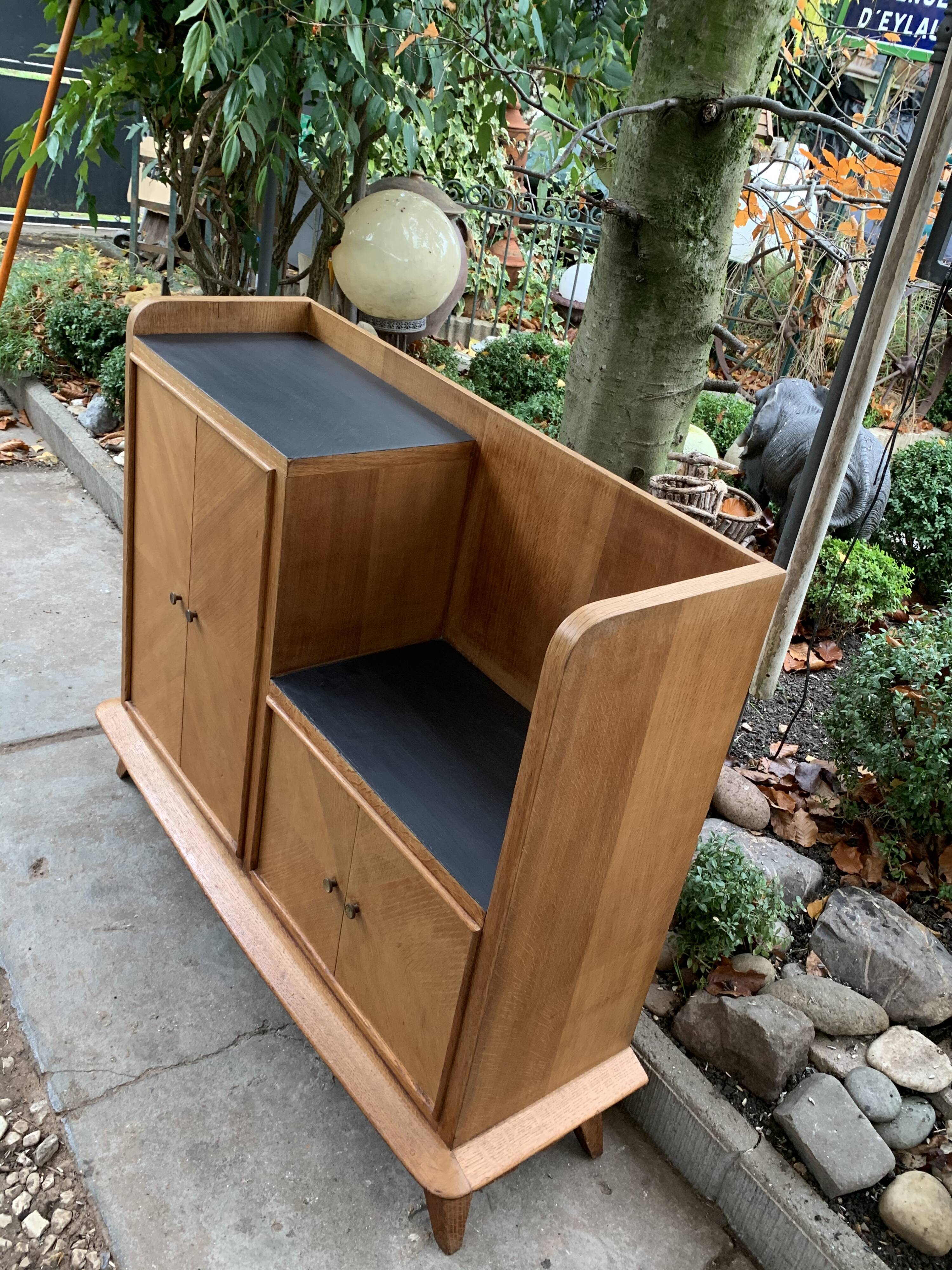 Buffet asymmetrical compass feet