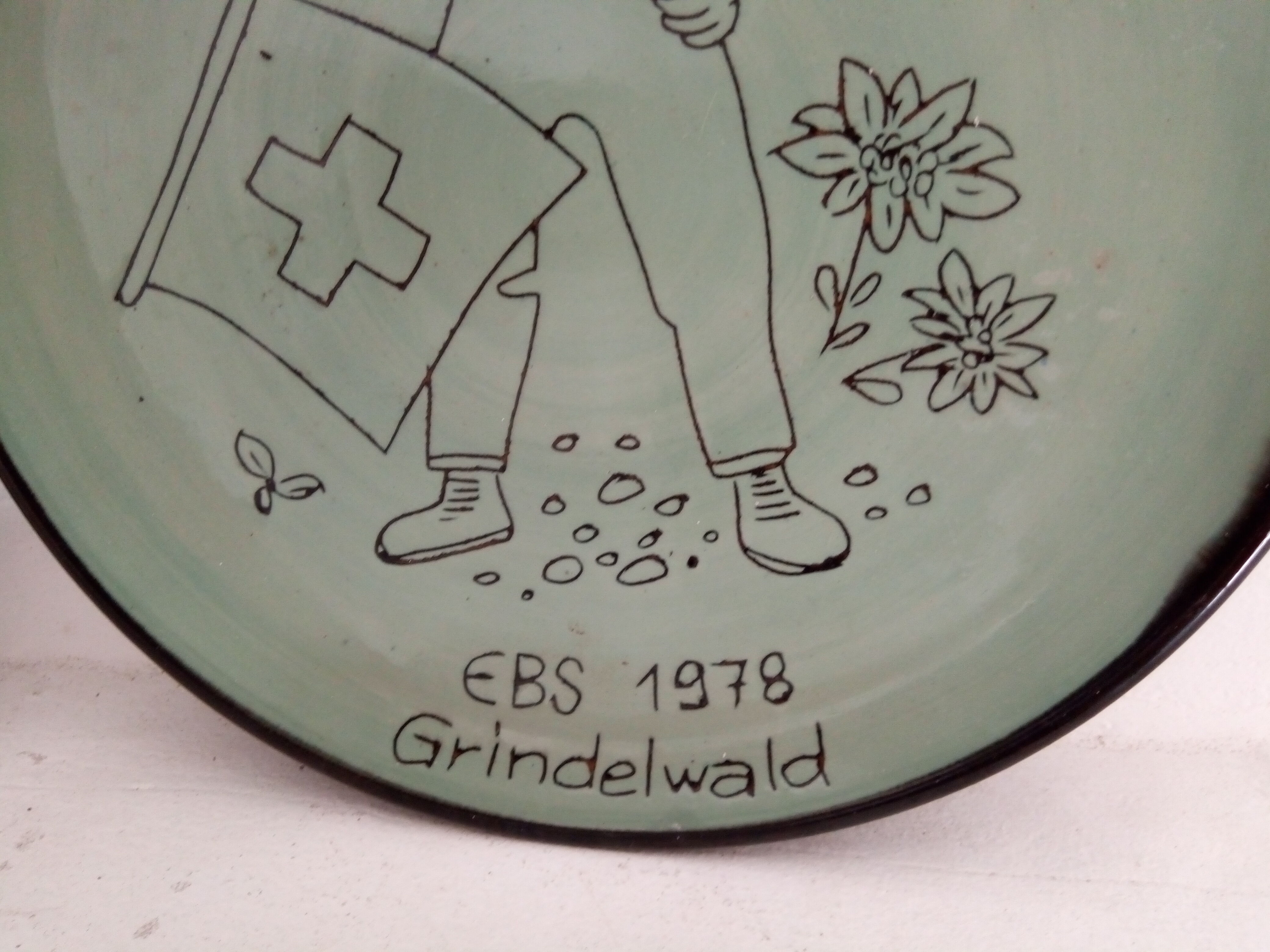 A pair of Thun earthenware plates by Lanz Gwatt.
