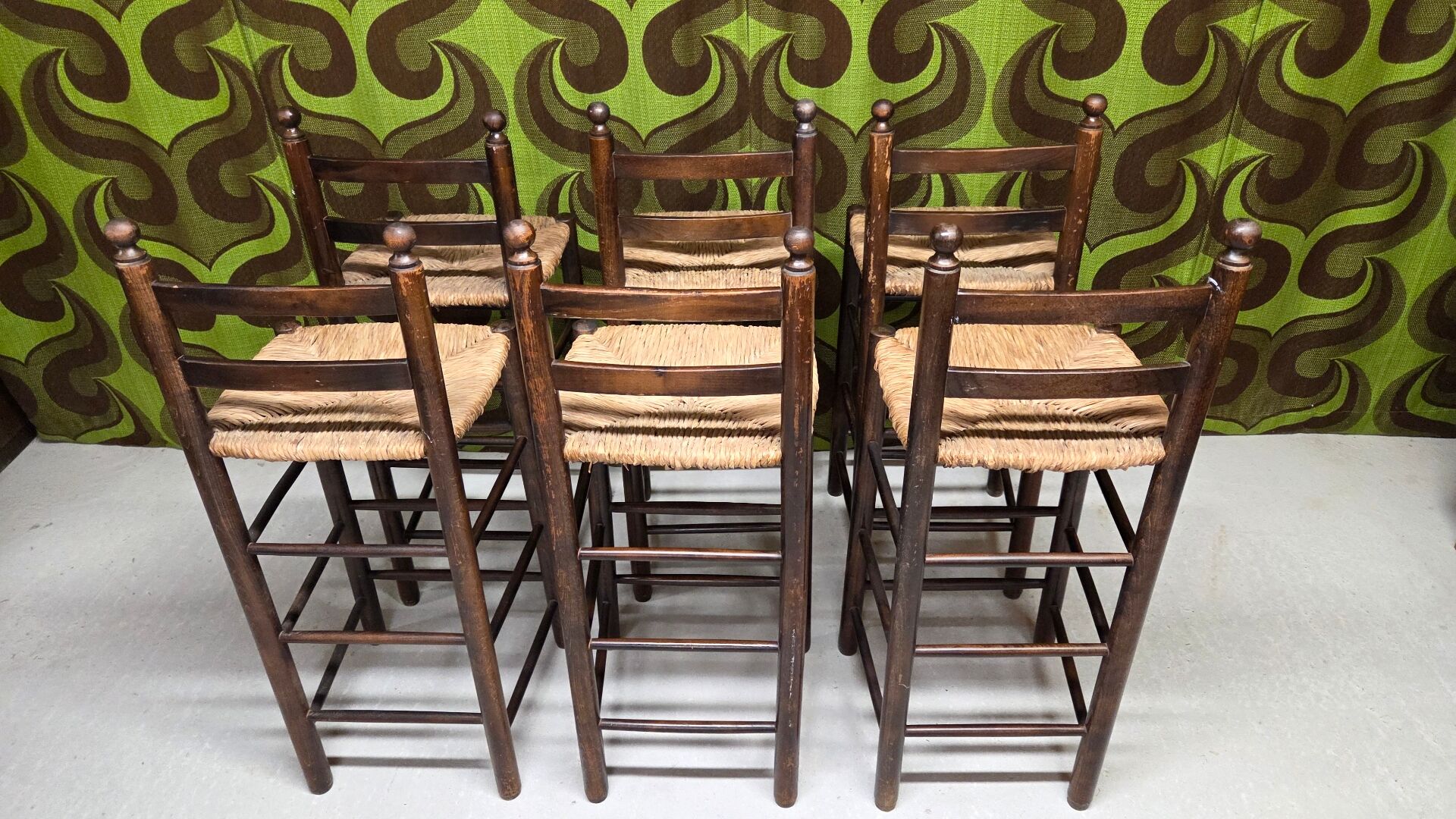 Lot of 6 stools with woven straw seats, chalet style 1970.