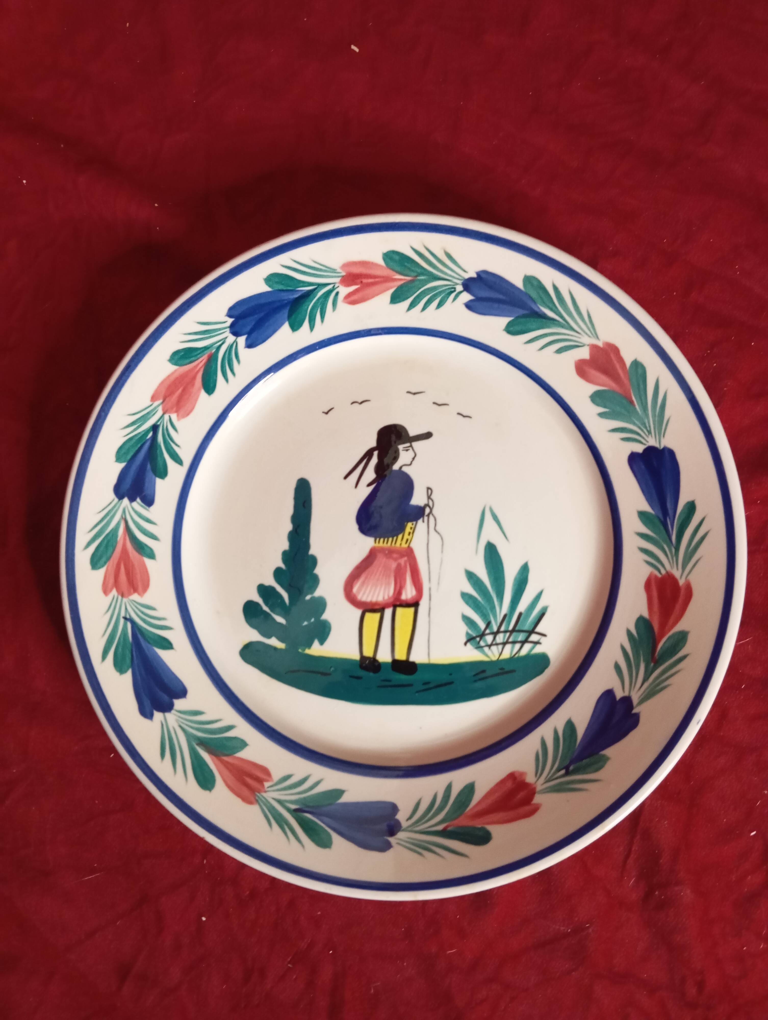 Assiette decorative en faience de quimper hb