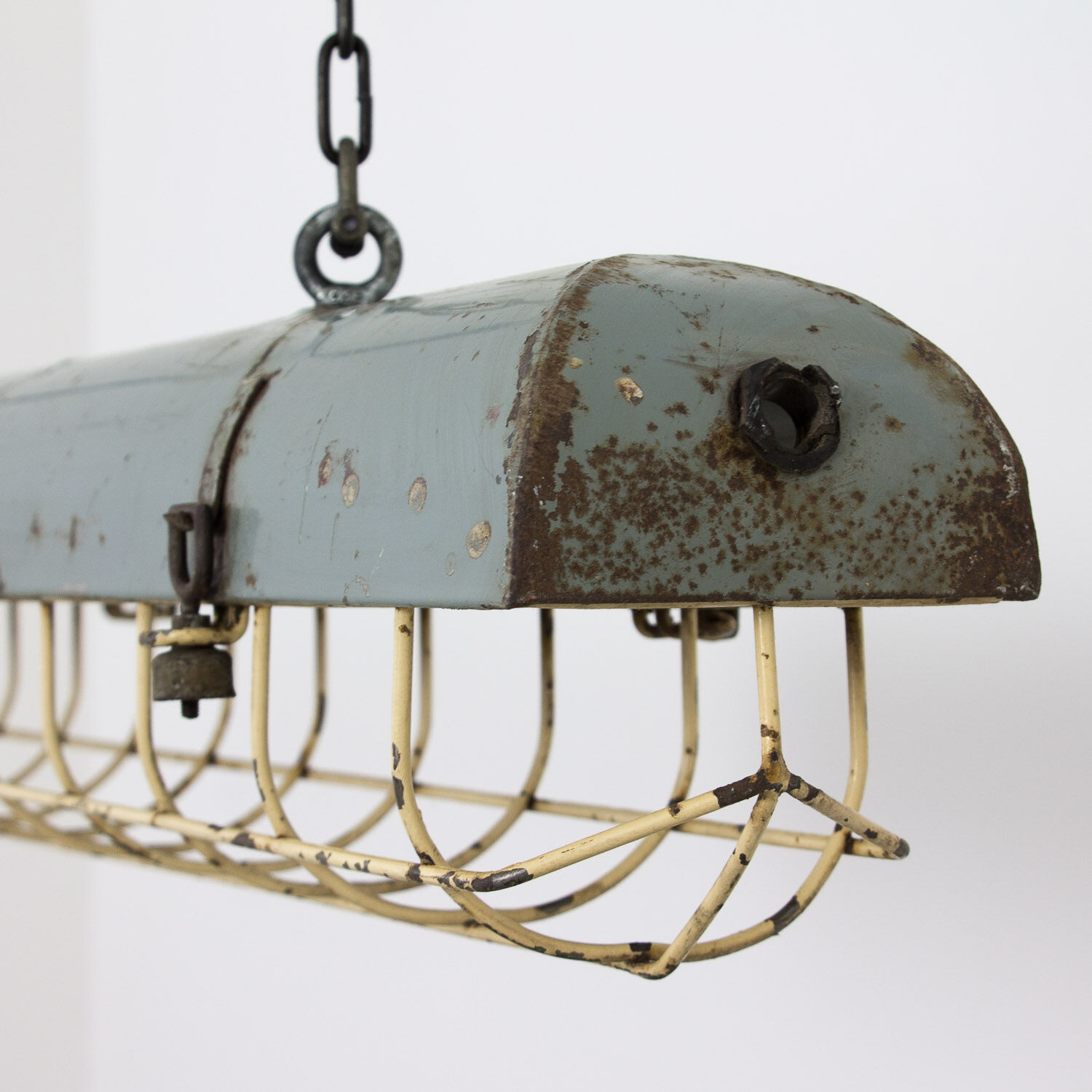 Industrial metal pendant bunker light