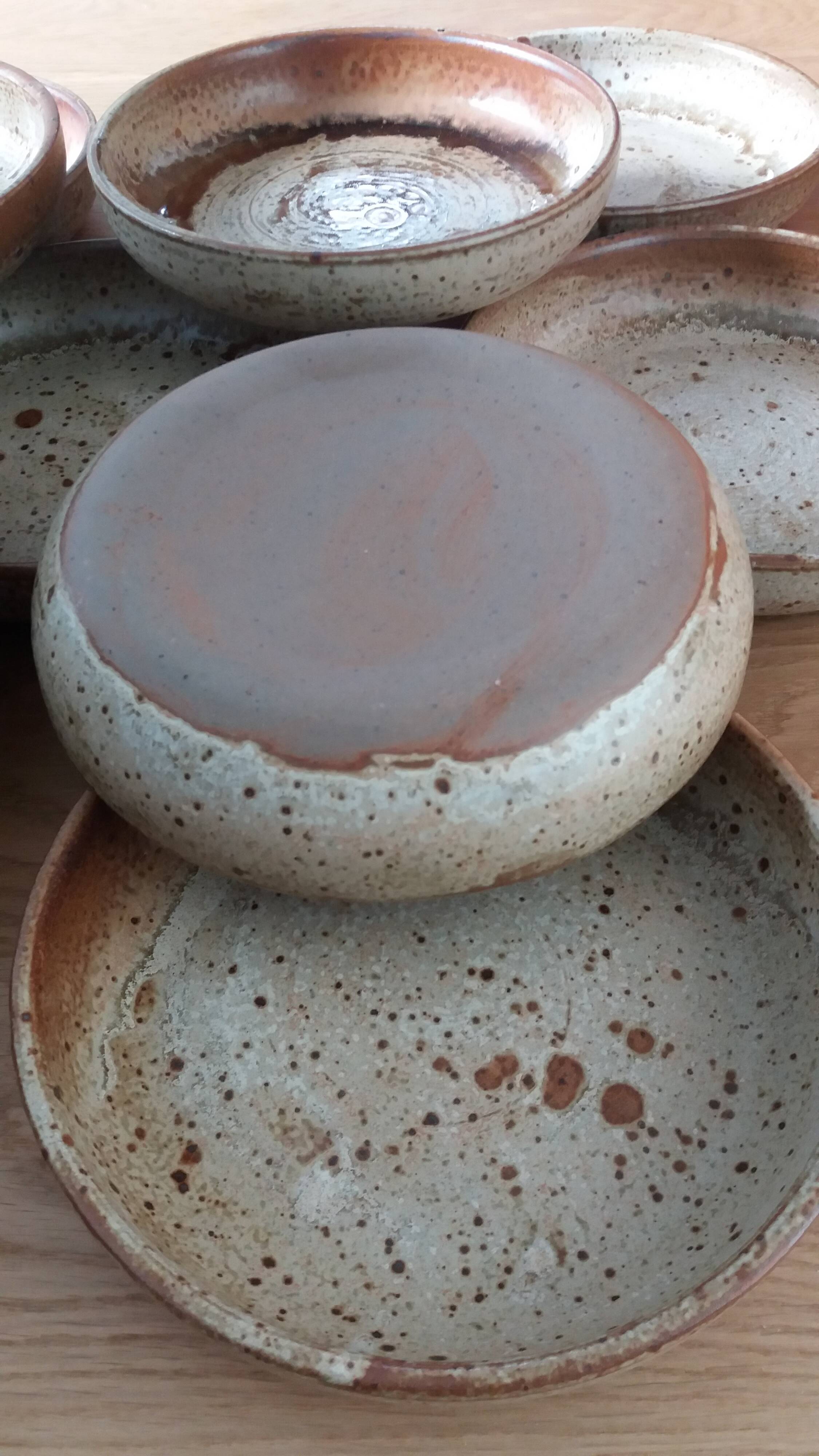 Assiettes creuses en grès de Puisaye par Jean-Pierre Prud'homme