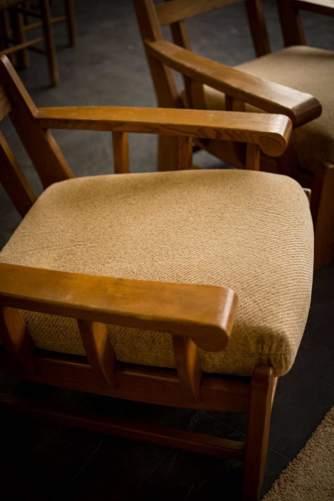 Fauteuils en orme édité par Maison Regain 1980