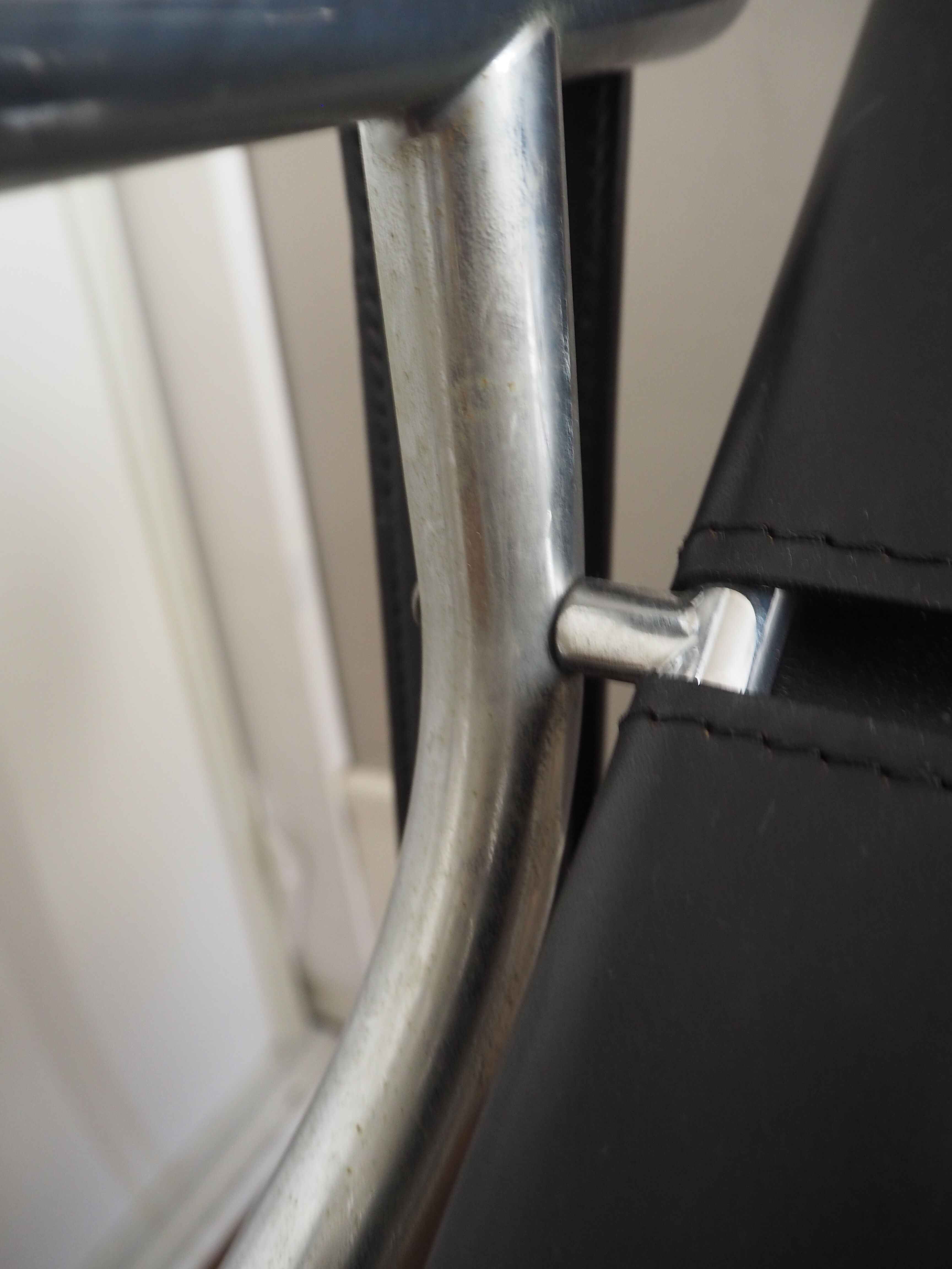 Paire de fauteuils LC1 par Le Corbusier