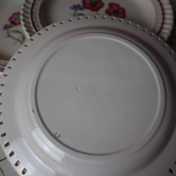10 assiettes à dessert dentelées en demi porcelaine de Lunéville