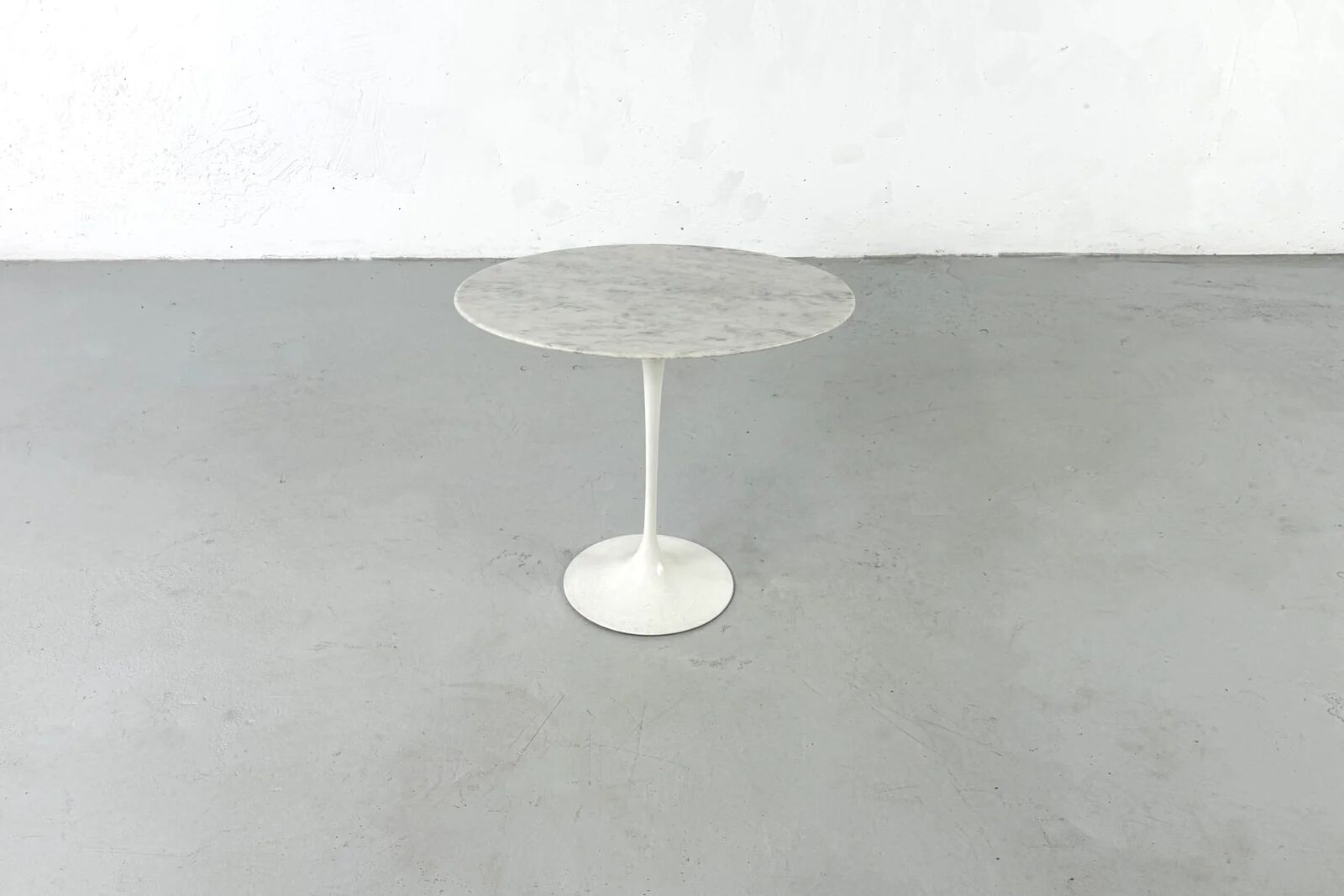 Tulip oval side table by Eero Saarinen for Knoll International – 1960s