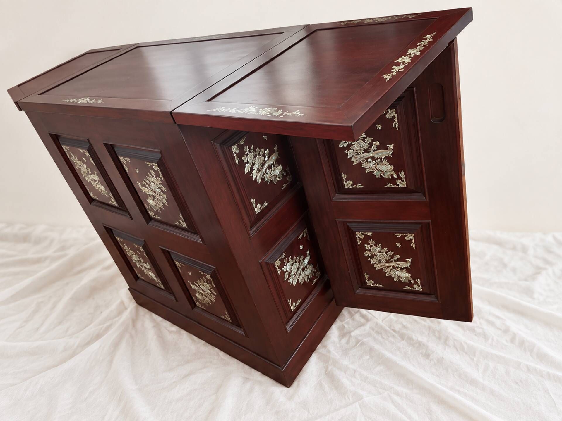 Bar cabinet in rosewood and mother-of-pearl – handcrafted.