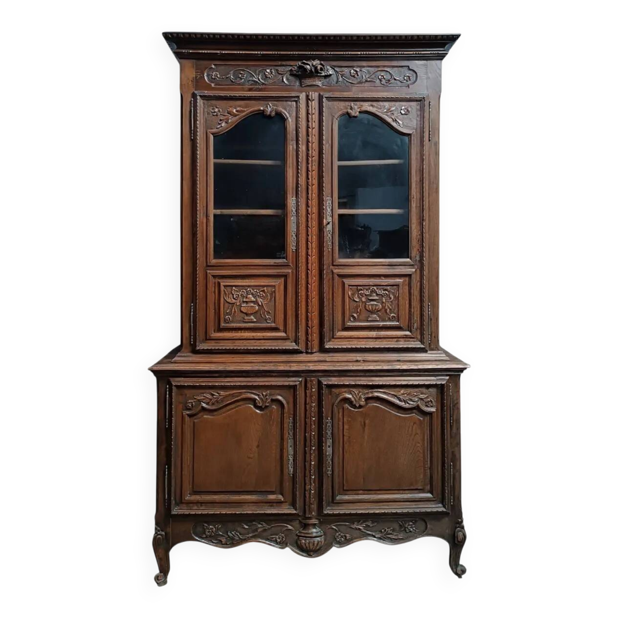 Buffet with 2 bodies in carved oak, Louis XV style, 19th century.