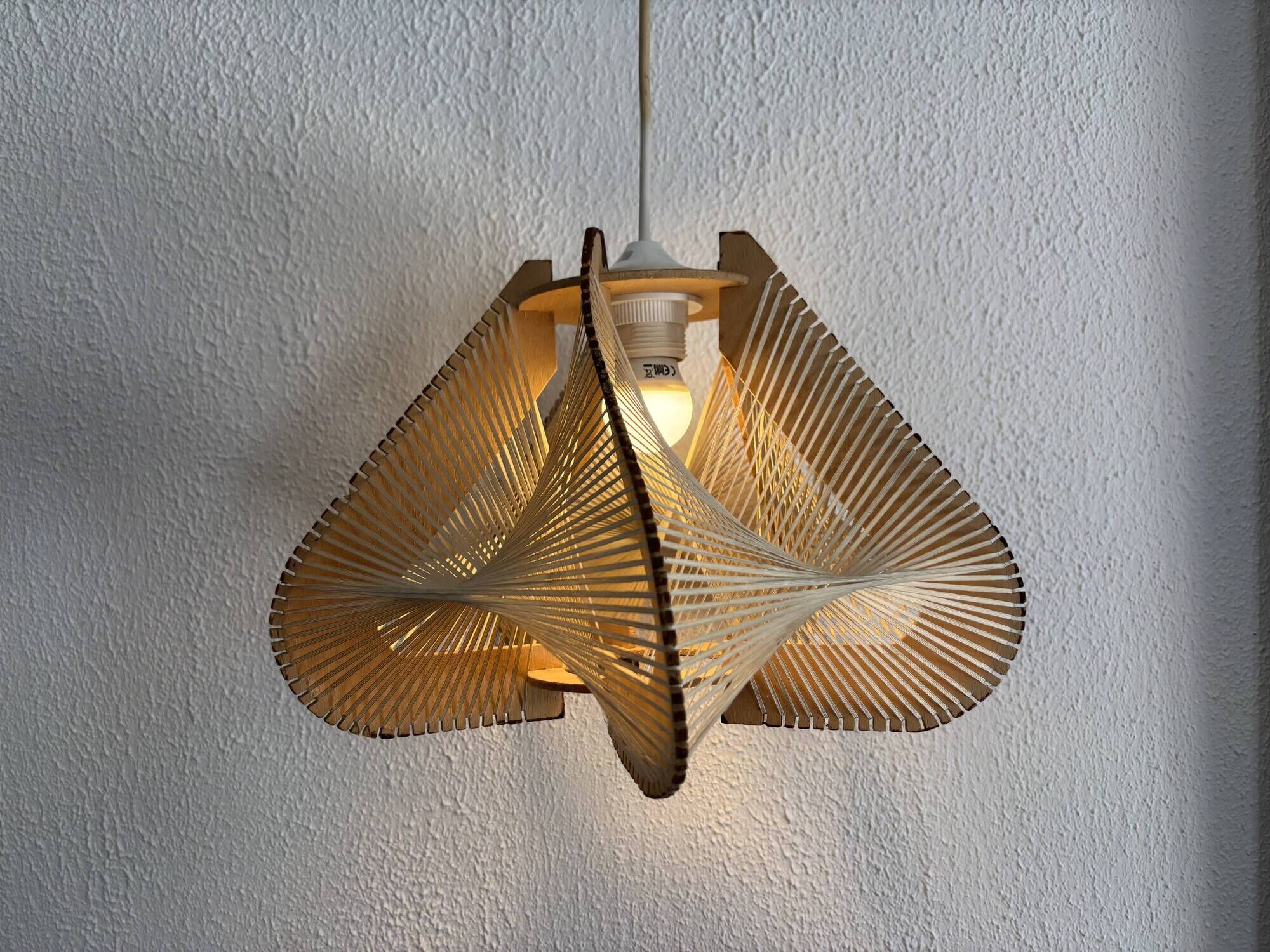 Vintage 1960s Scandinavian pendant light, wire and wood - 23 x 35 cm