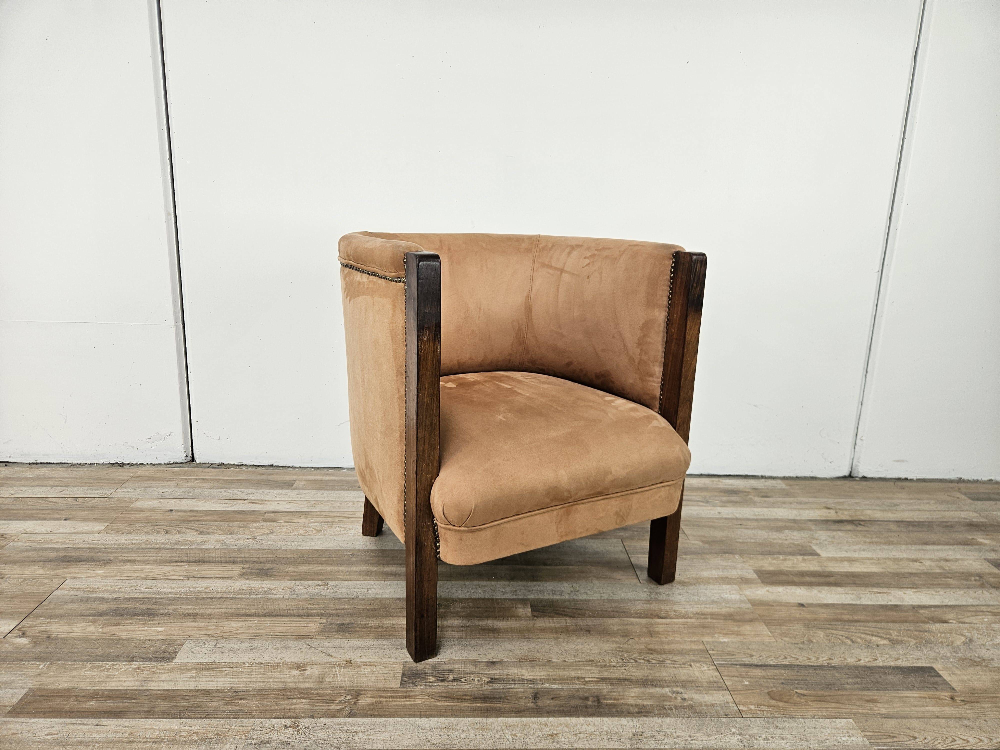 1940s Art Decò armchair in walnut and velvet