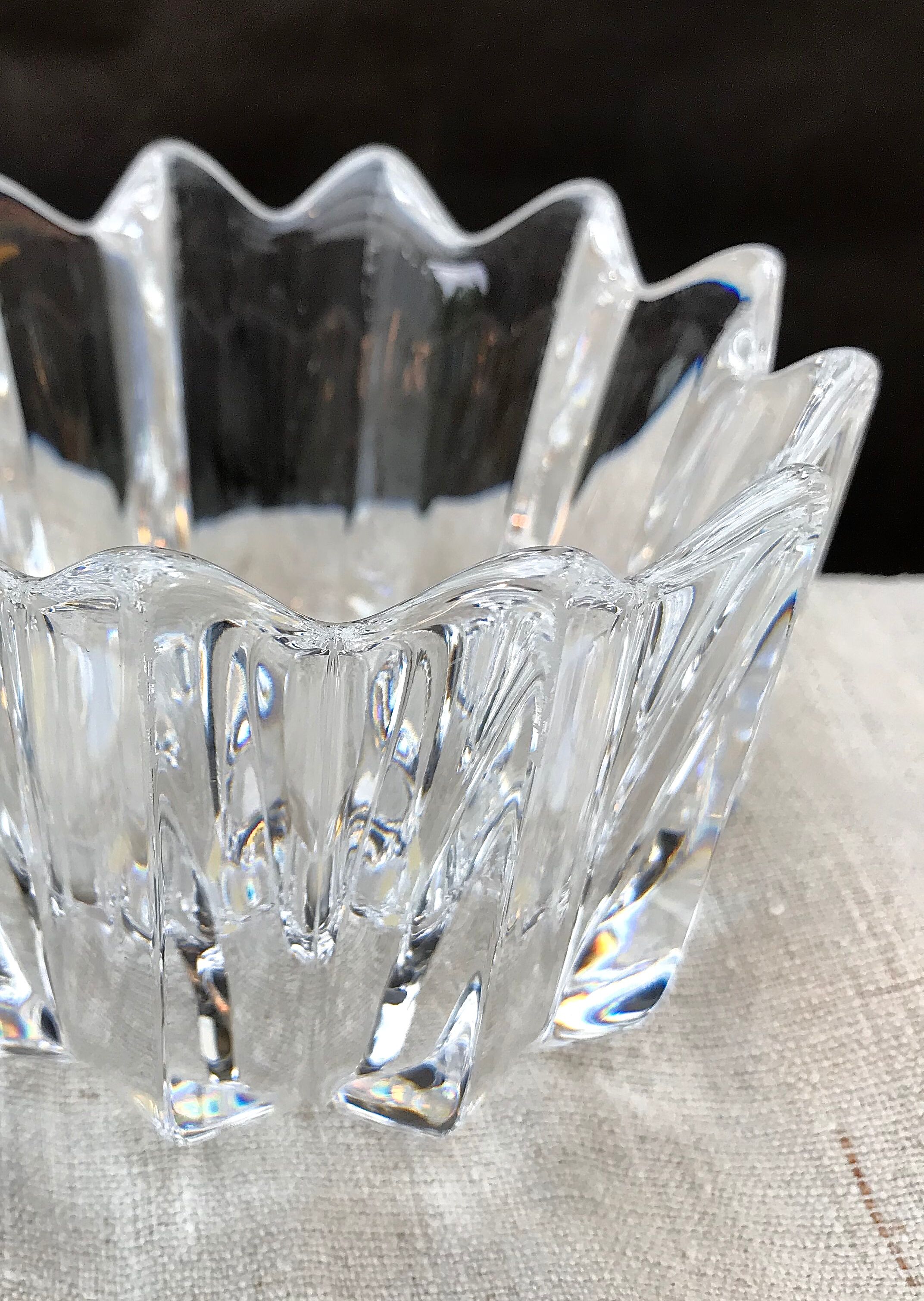 Small tulip pocket or signed crystal baguier, Scandinavian design by Jan Johanson Orrefors