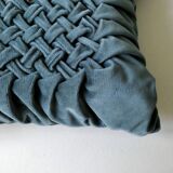 Paire de coussins anciens, en velours bleu canard, effet plissé