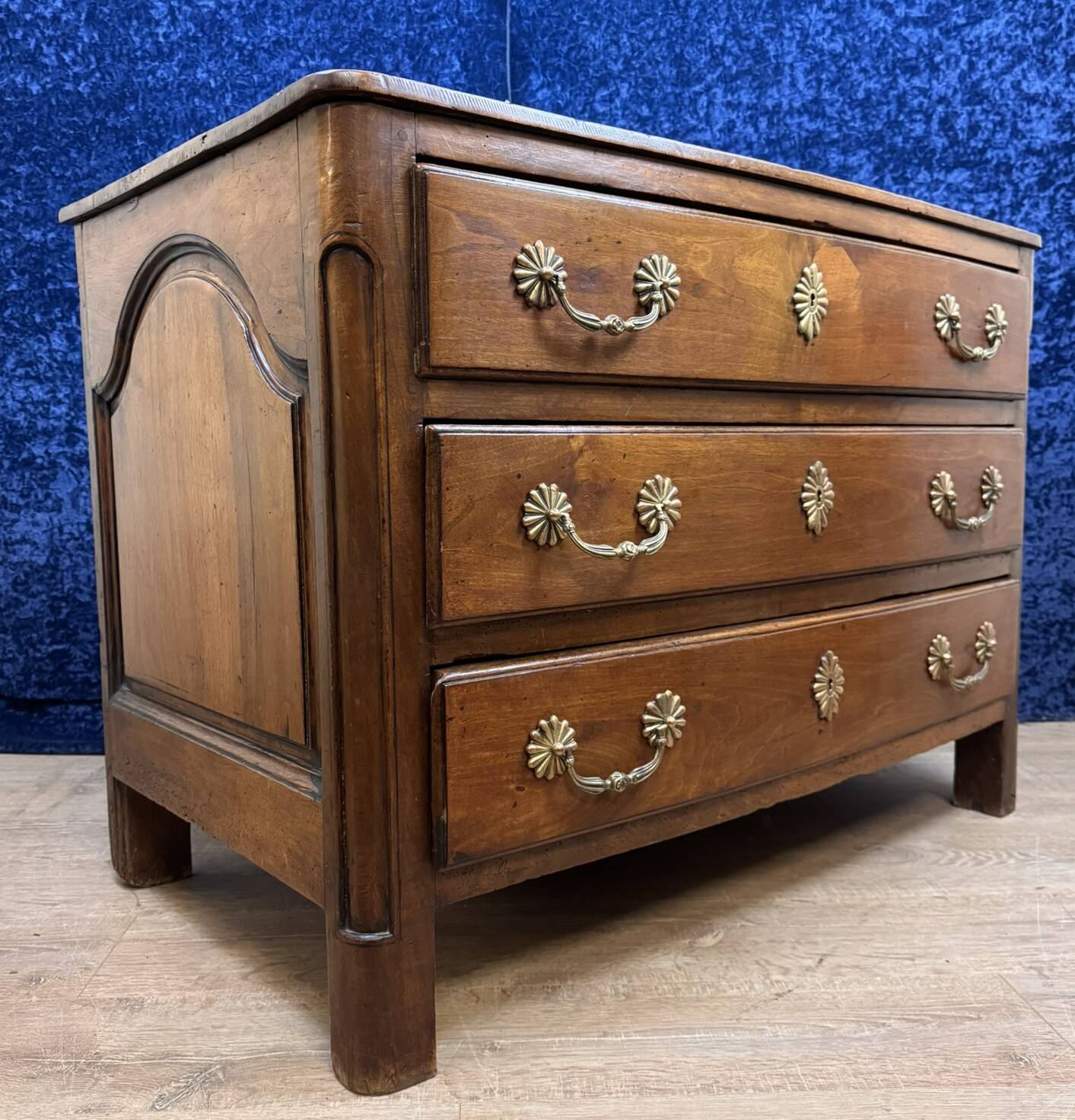 Curved Louis XIV period chest of drawers in solid walnut circa 1700