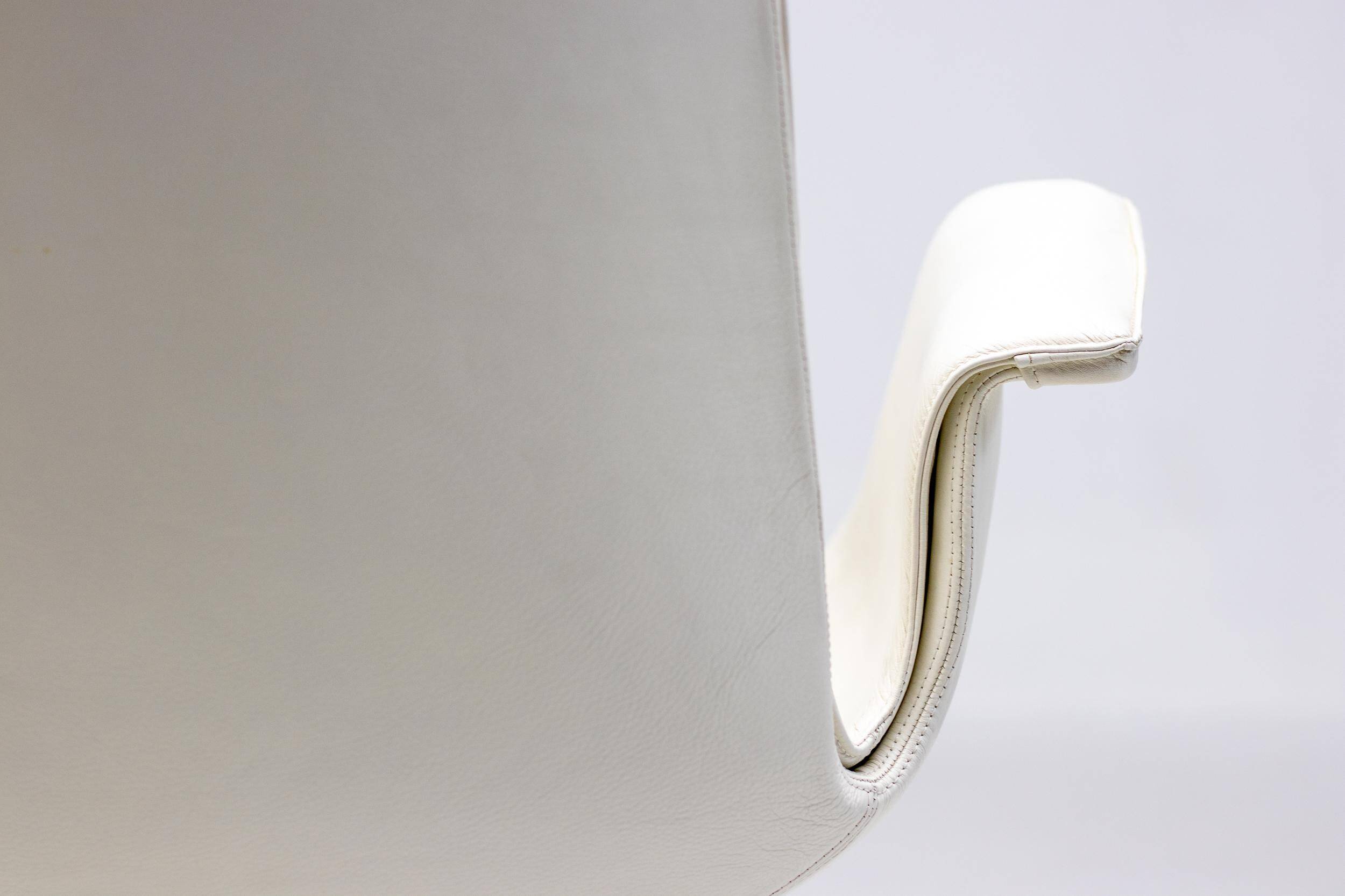 Neuf chaises à dossier haut en cuir blanc sur roulettes par Fabricius & Kastholm.