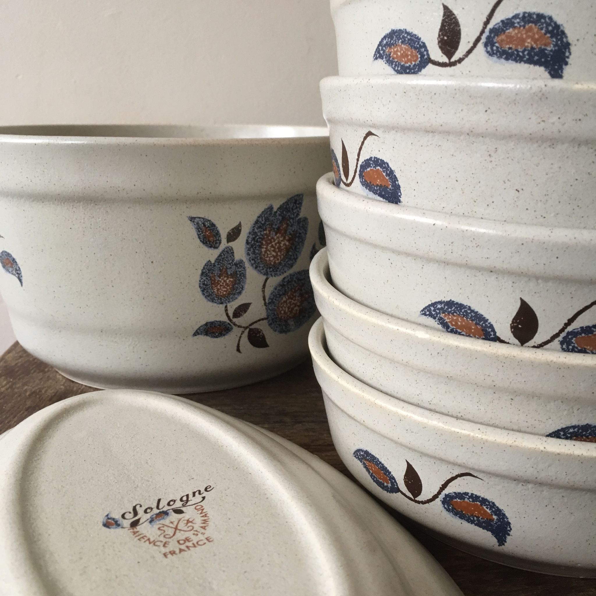Salad bowl and 5 assorted hollow plates St-Amand Sologne