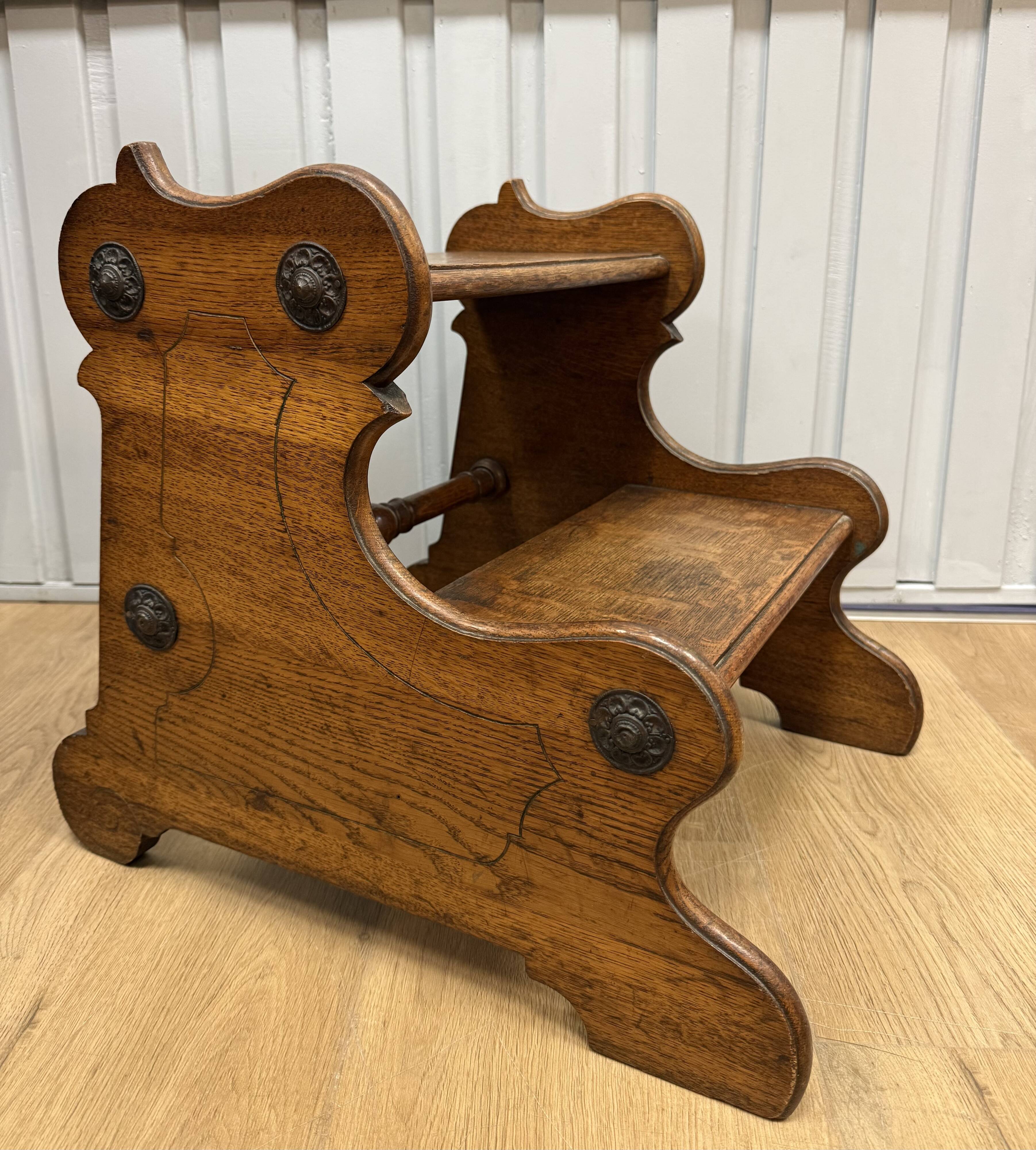 Small library step stool in oak from the 19th century.