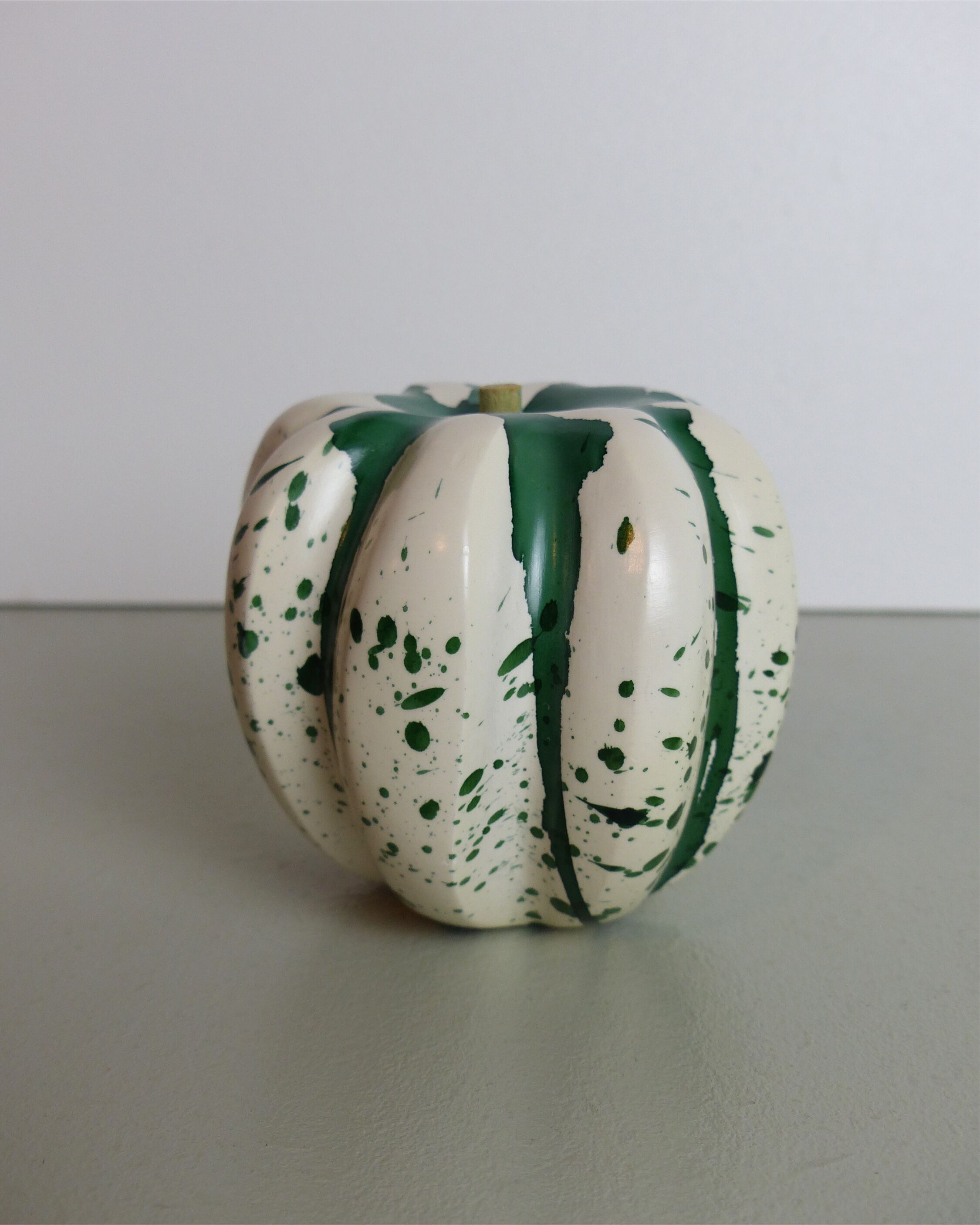 Decoration in green speckled wood in the shape of a coloquinte