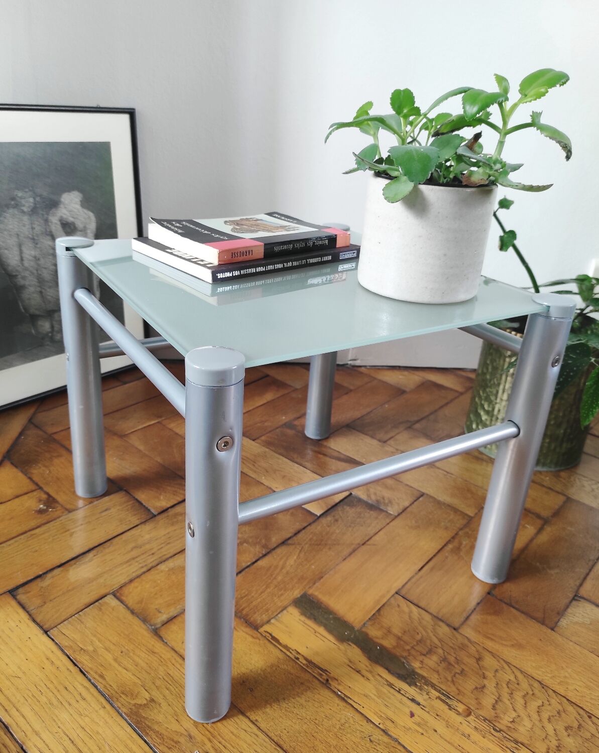Side table / Vintage end table in frosted glass and metal – An