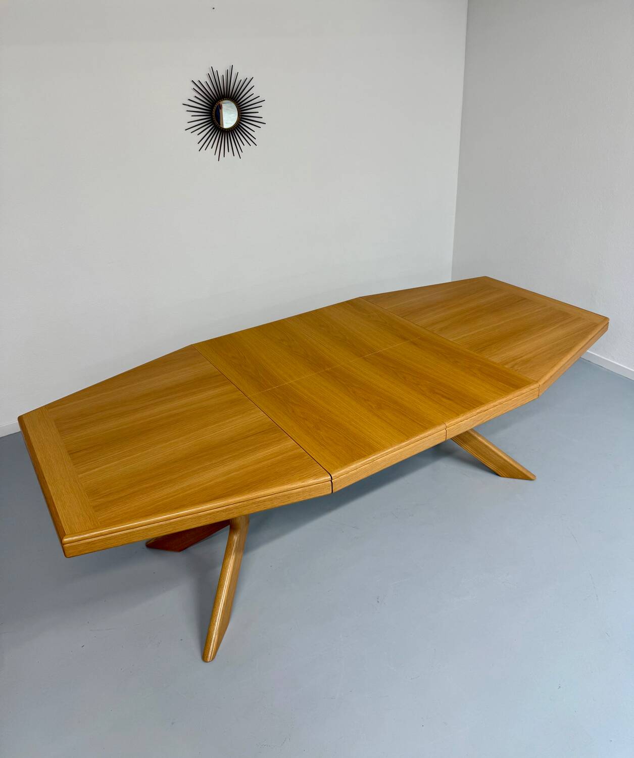 Ancienne table en bois massif octogonal a rallonge design Girsberger