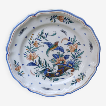 Ancienne assiette chantournée  en faience de Gien avec  motif Corne d'Abondance