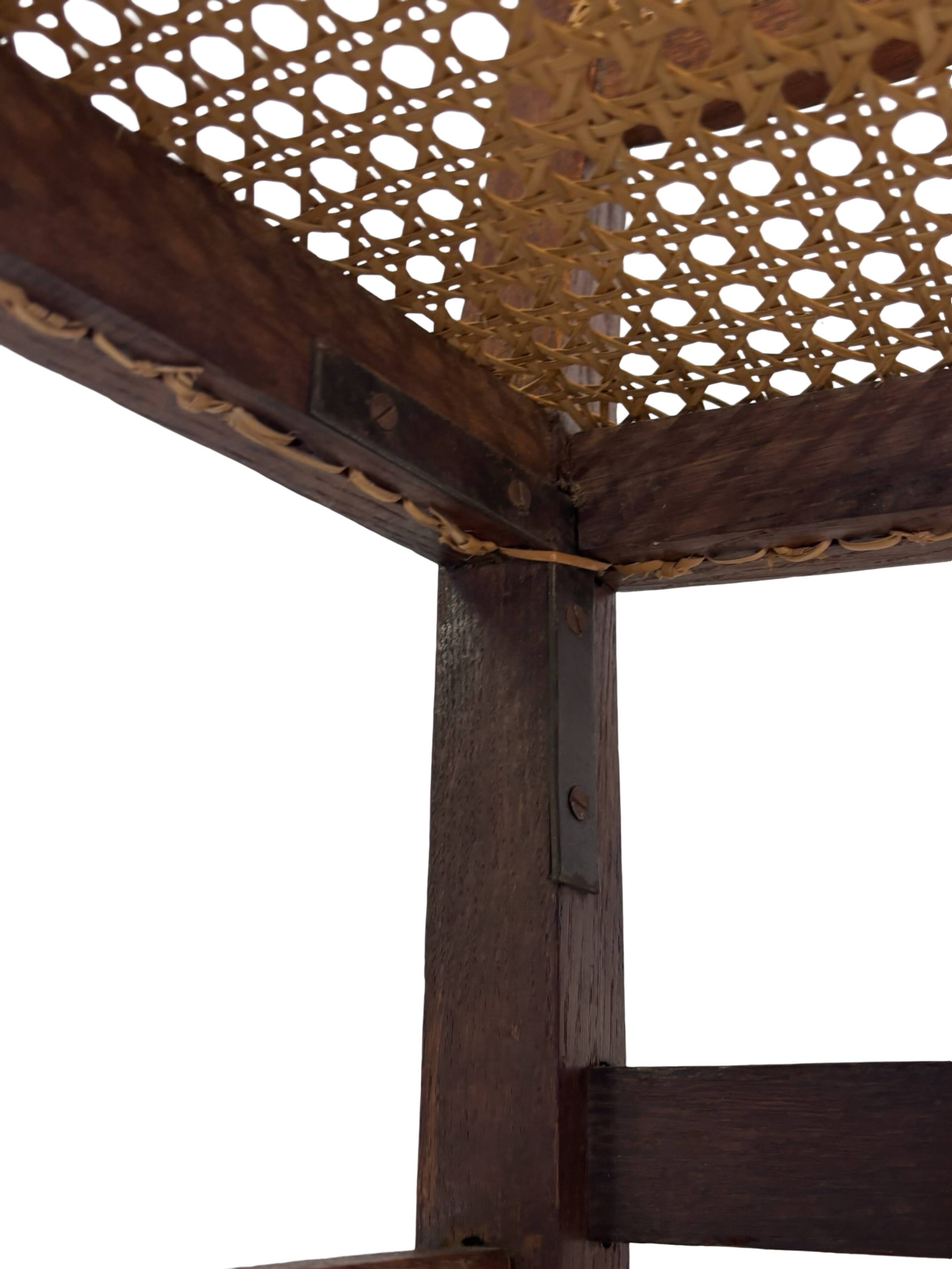 Fauteuil Art Déco en chêne tressé, design minimaliste.