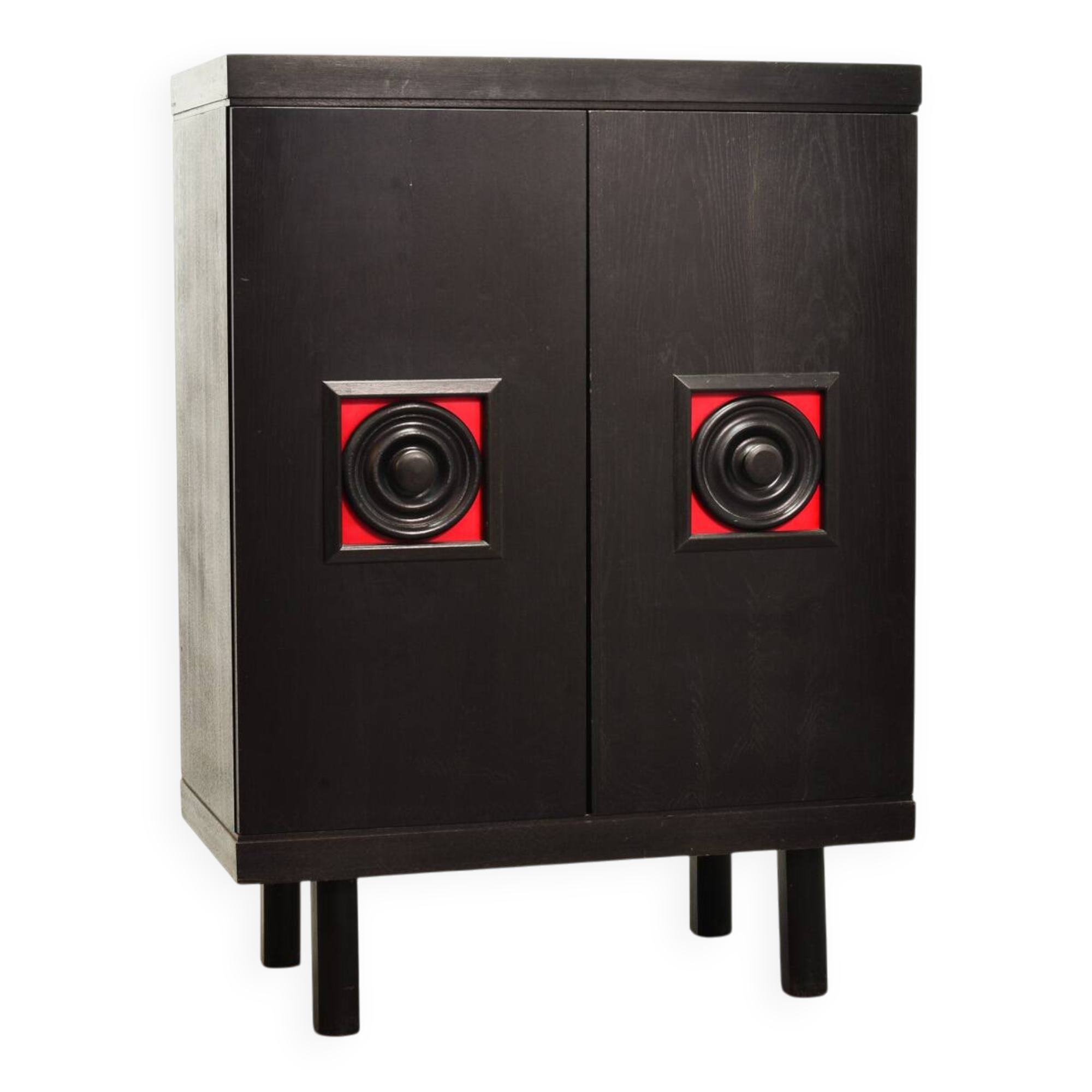 Buffet haut brutaliste noir aux accents rouges de style De Coene. Belgique, années 1960.