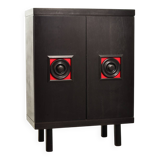 Buffet haut brutaliste noir aux accents rouges de style De Coene. Belgique, années 1960.