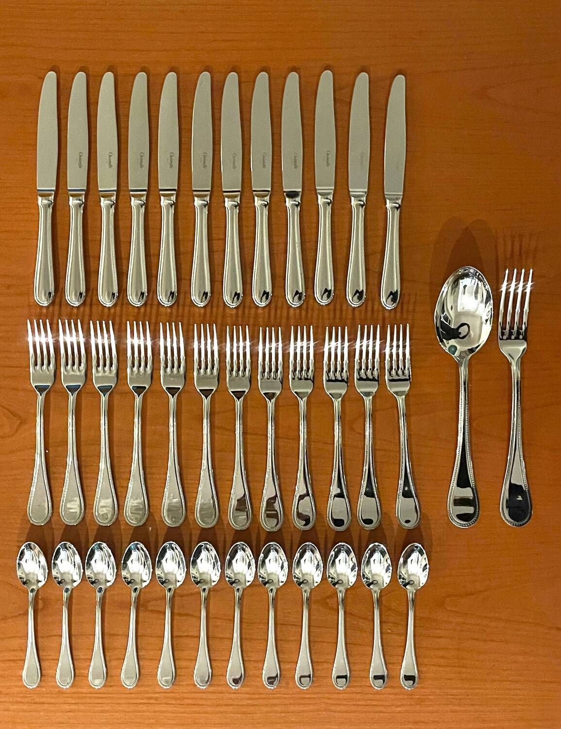 Christofle perles acier ,ménagère 38 pièces état neuf