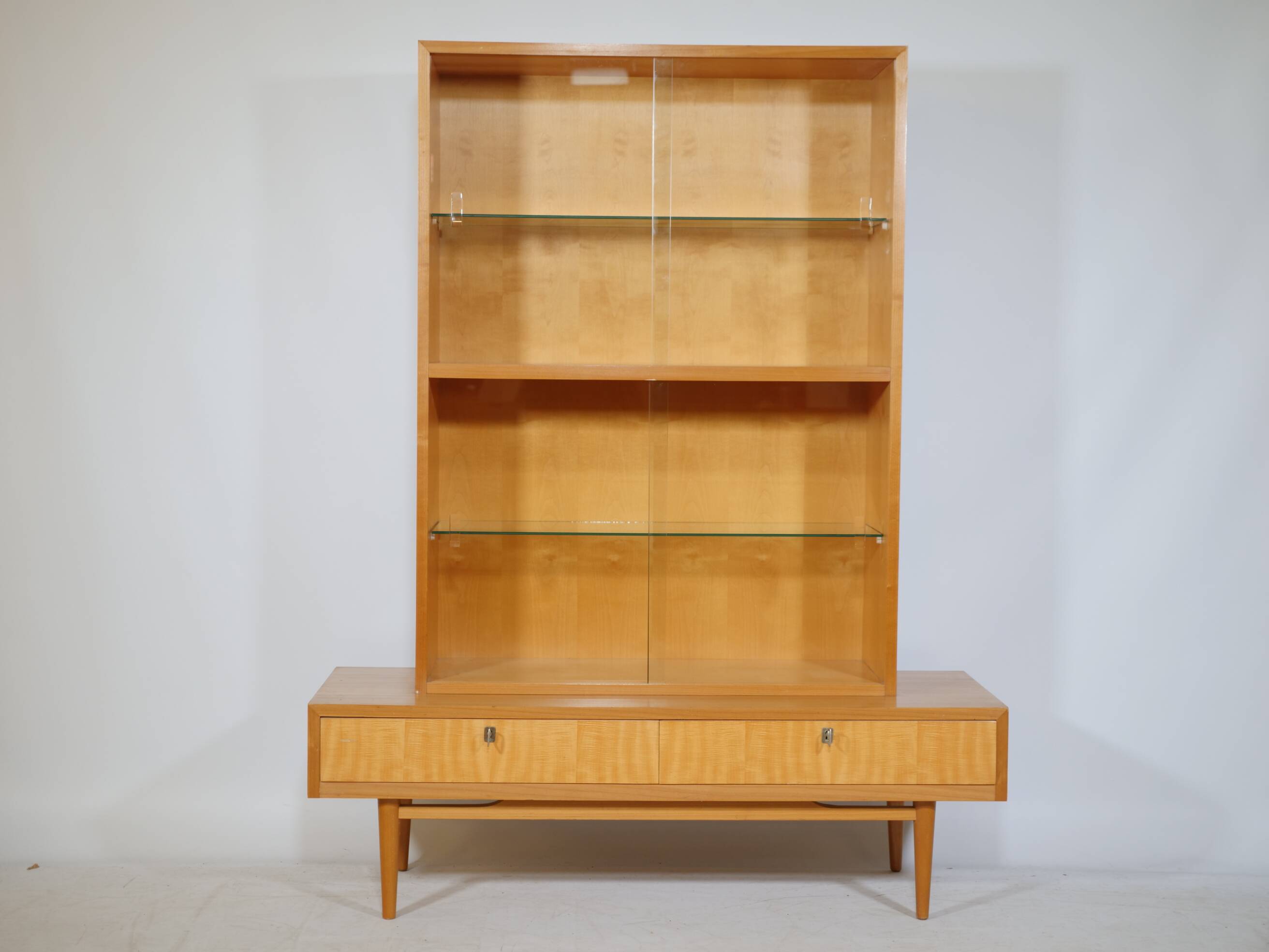 Vitrine en bois de cerisier des années 1960 et 1970, meuble design MCM
