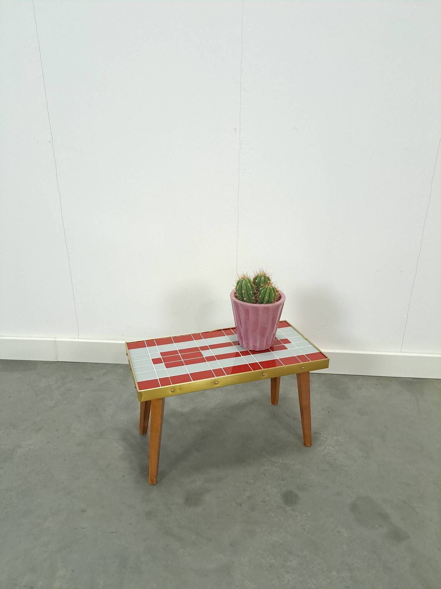 Table d'appoint design Hellerau à damier avec verre et bord doré No. 15