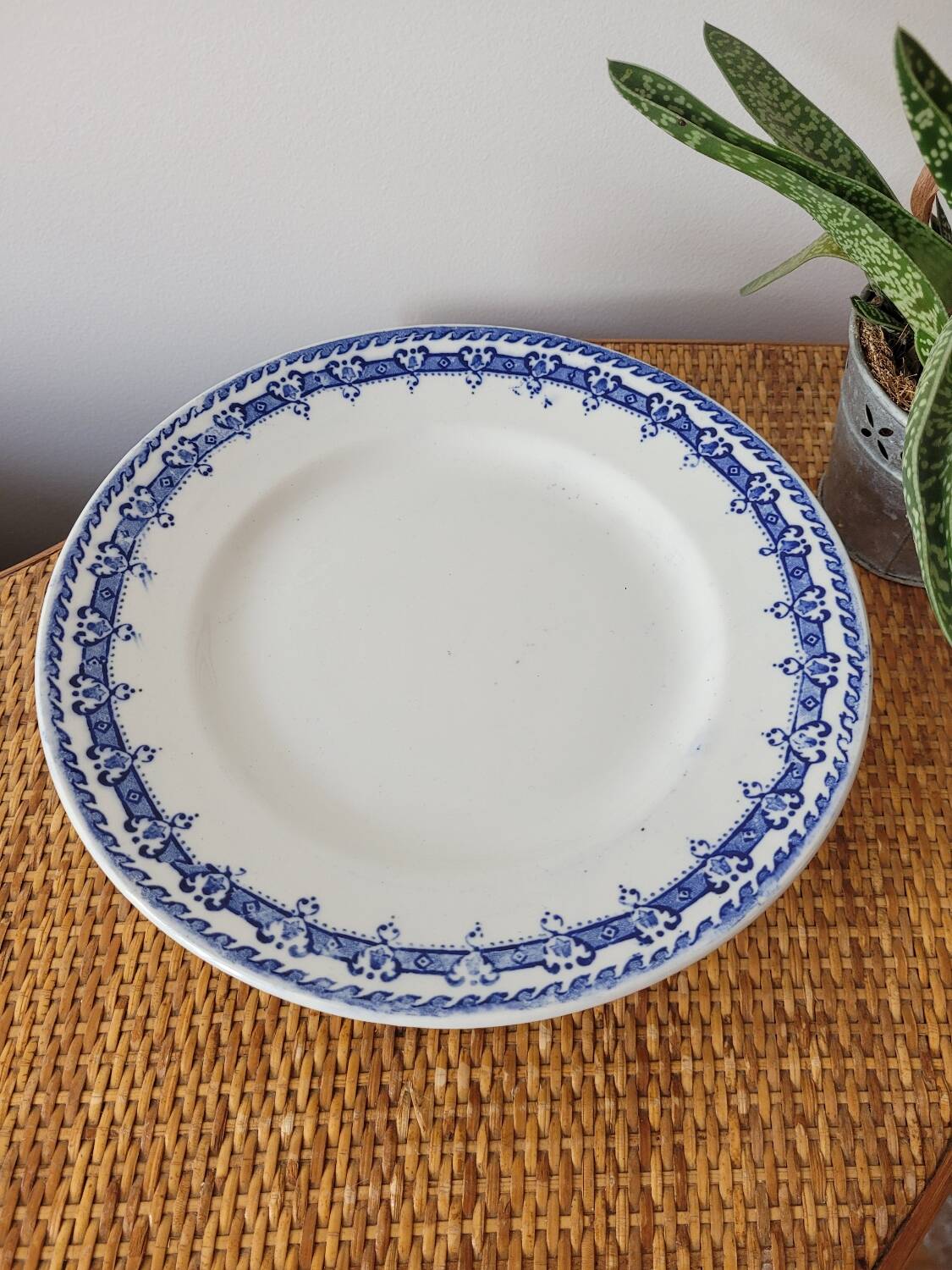 Mikado plate on pedestal from Orchies