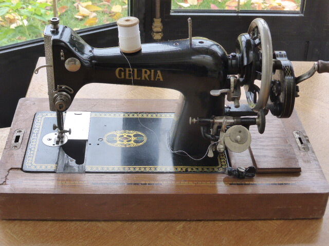Gelria black metal sewing machine