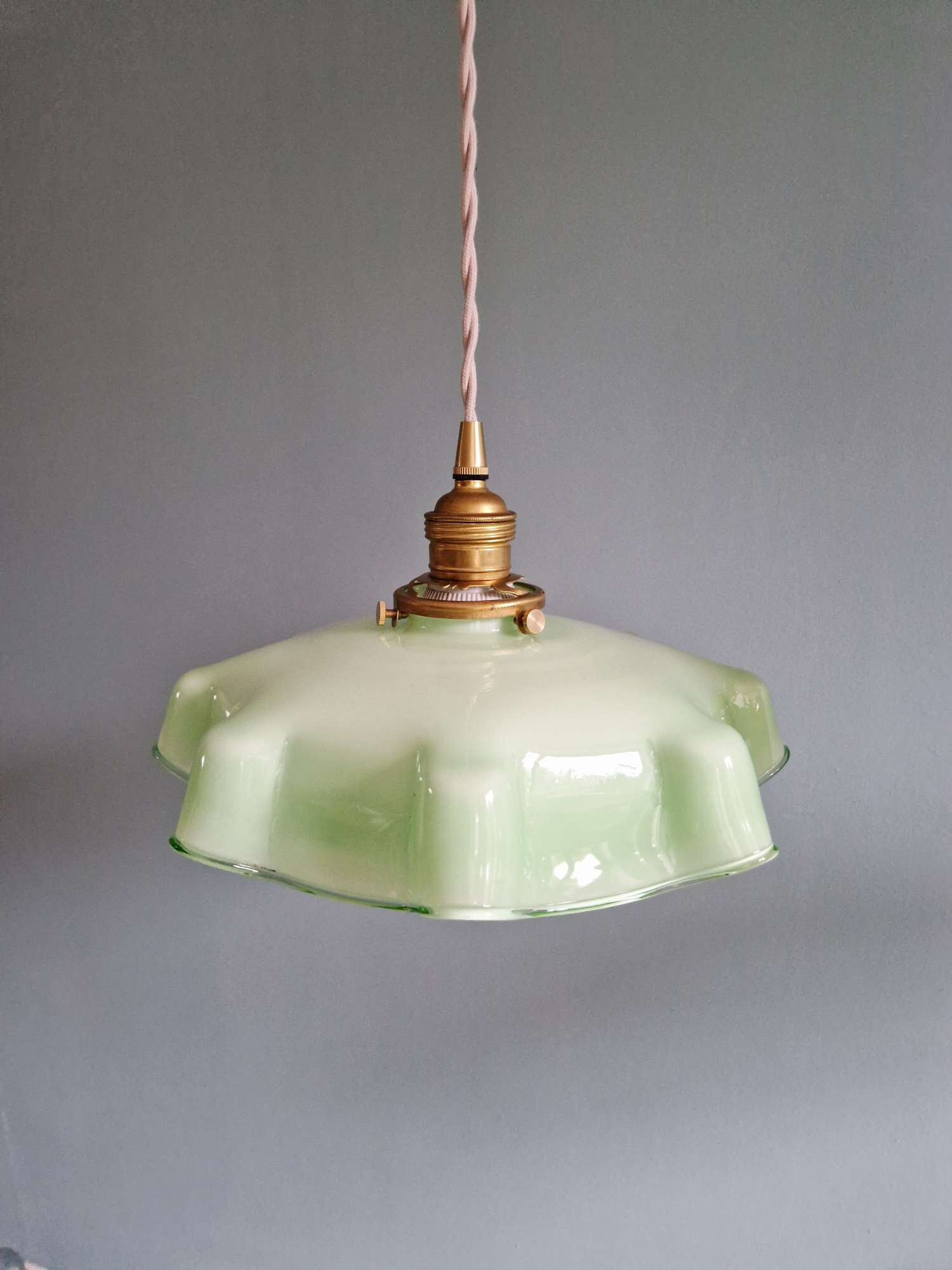 Trio de suspensions Art Déco en opaline colorée, années 1930