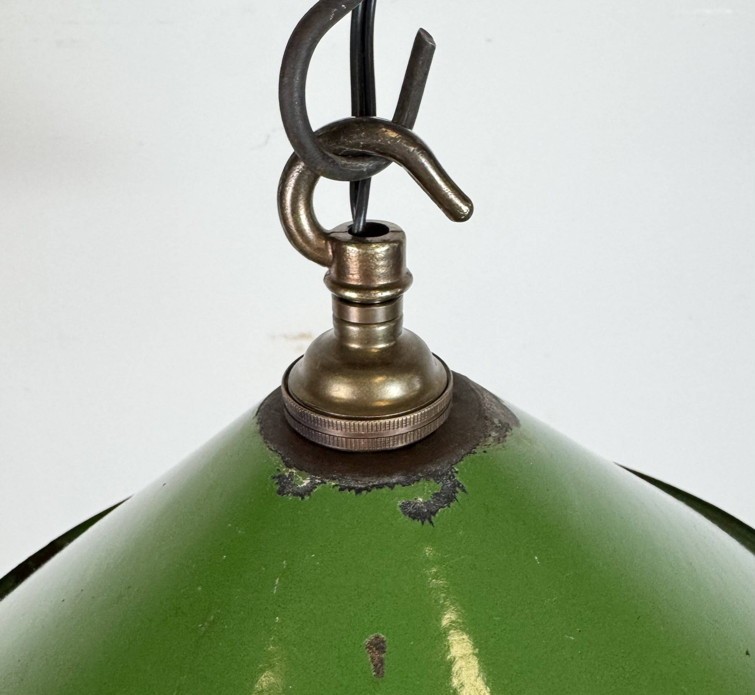 Suspension industrielle britannique en émail vert, années 1950