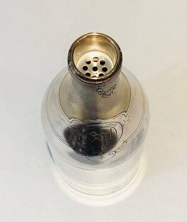 Rare shaker en métal argenté et laiton en forme de bouteille de champagne