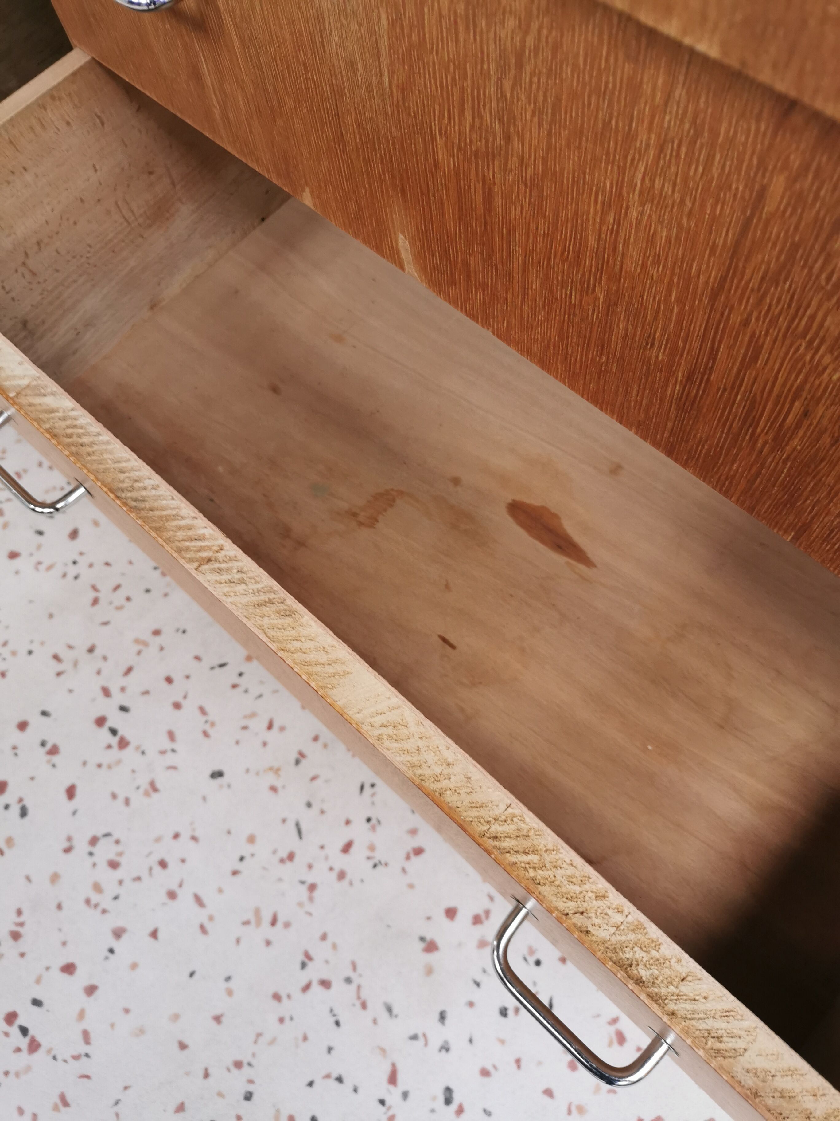 Asymmetrical cabinet