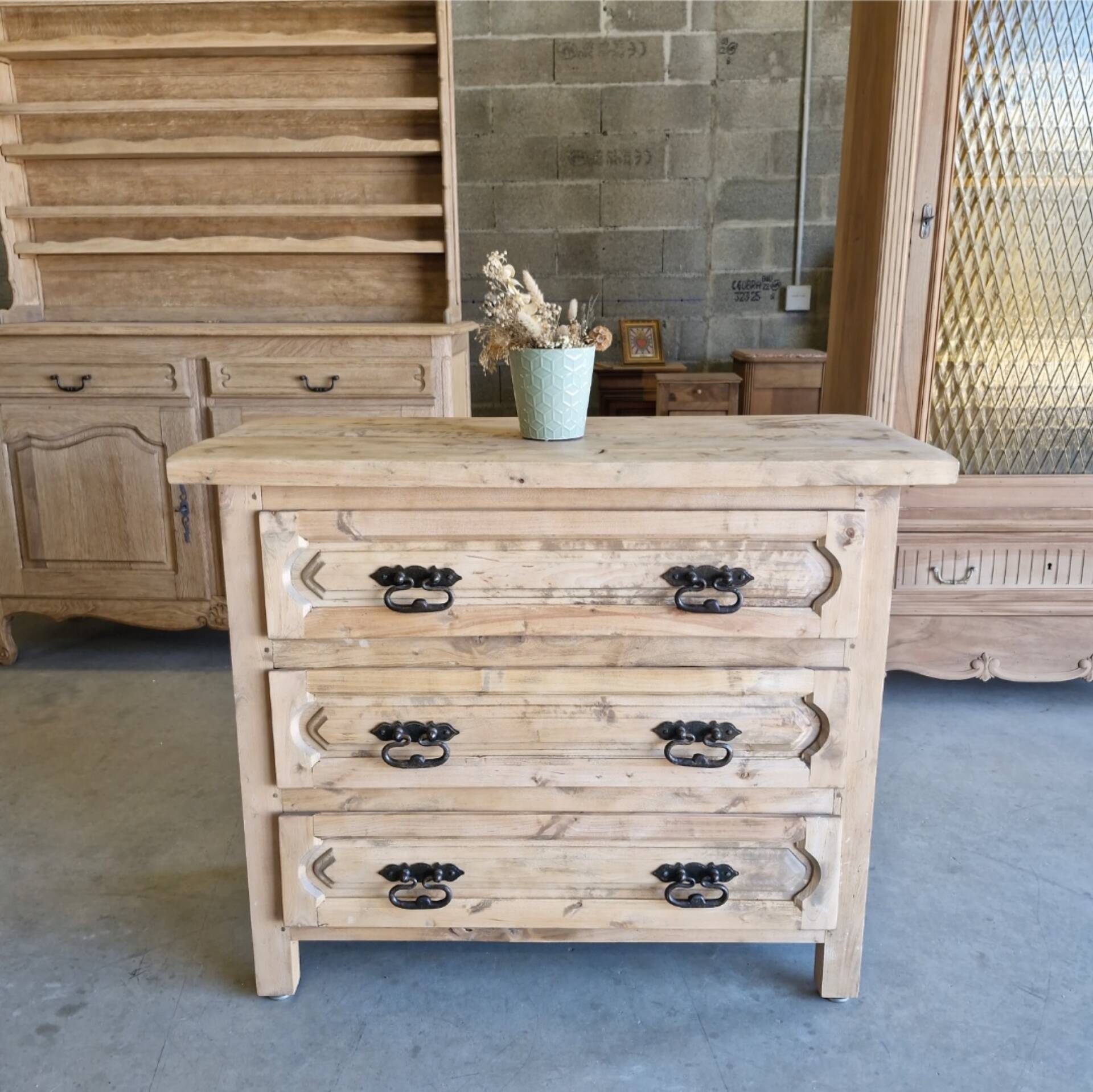 Commode ancienne en bois massif – rénovée