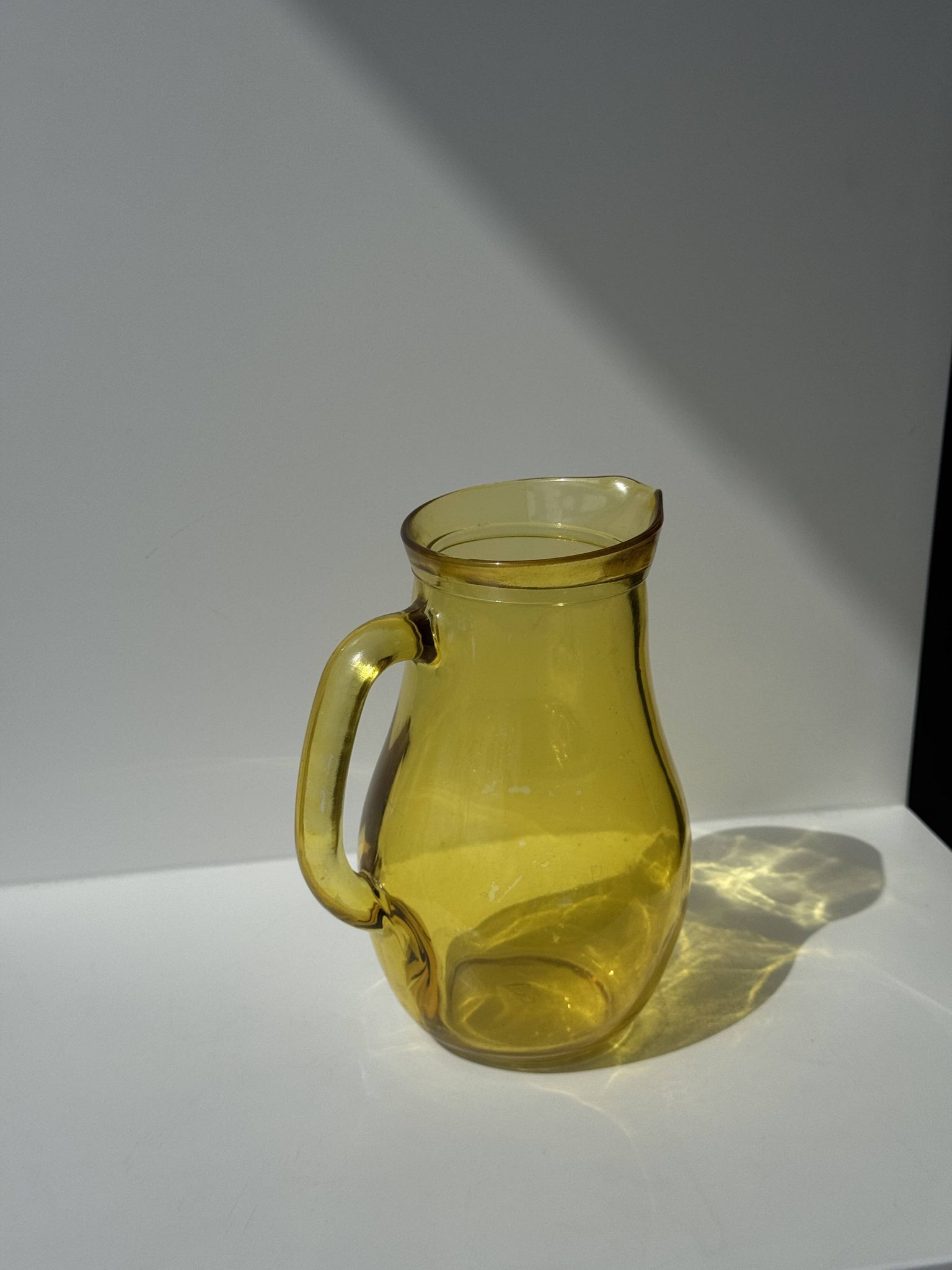 Pichet vintage en verre jaune